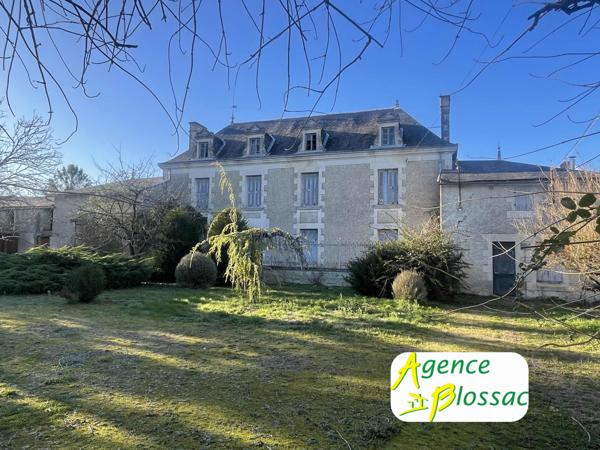 DEMEURE DE CARACTERE avec DEPENDANCES - LE TOUT CLOS DE MURS