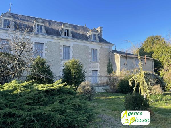 DEMEURE DE CARACTERE avec DEPENDANCES - LE TOUT CLOS DE MURS