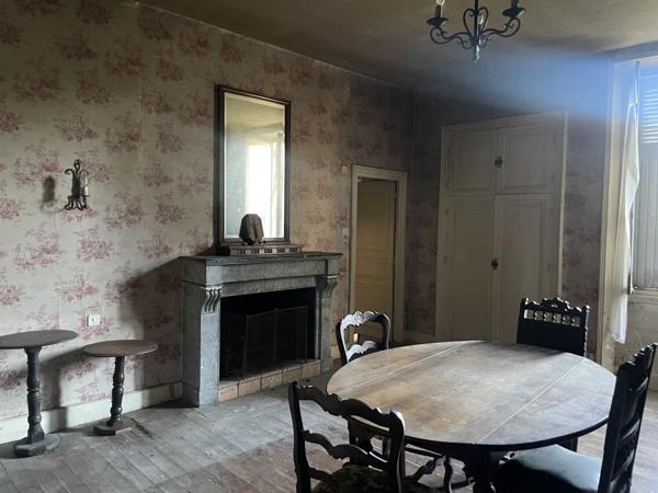 DEMEURE DE CARACTERE avec DEPENDANCES - LE TOUT CLOS DE MURS