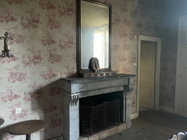 DEMEURE DE CARACTERE avec DEPENDANCES - LE TOUT CLOS DE MURS