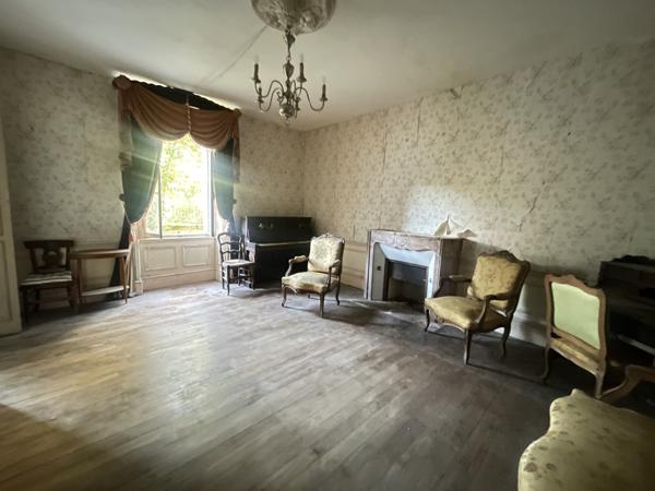 DEMEURE DE CARACTERE avec DEPENDANCES - LE TOUT CLOS DE MURS