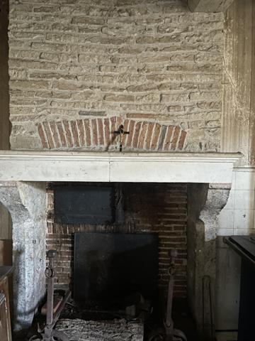 DEMEURE DE CARACTERE avec DEPENDANCES - LE TOUT CLOS DE MURS