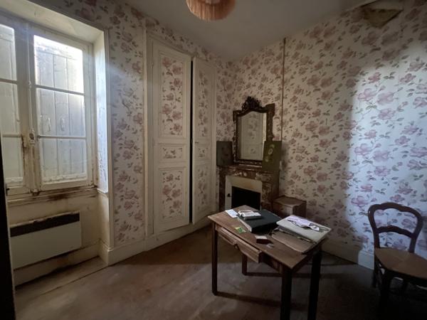 DEMEURE DE CARACTERE avec DEPENDANCES - LE TOUT CLOS DE MURS