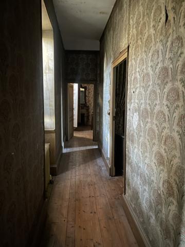 DEMEURE DE CARACTERE avec DEPENDANCES - LE TOUT CLOS DE MURS