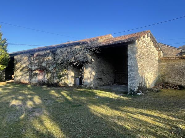 DEMEURE DE CARACTERE avec DEPENDANCES - LE TOUT CLOS DE MURS