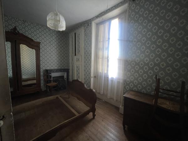 DEMEURE DE CARACTERE avec DEPENDANCES - LE TOUT CLOS DE MURS