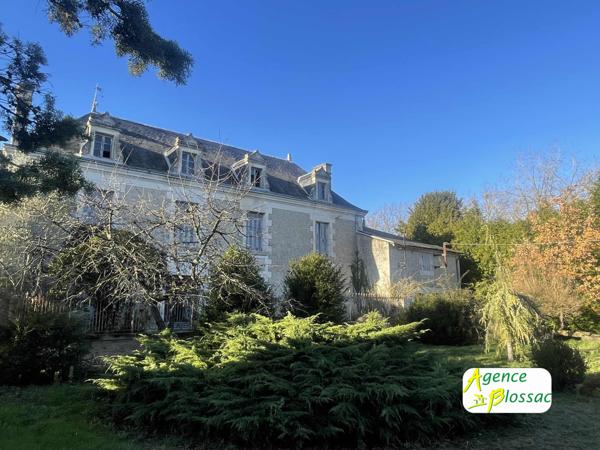 DEMEURE DE CARACTERE avec DEPENDANCES - LE TOUT CLOS DE MURS