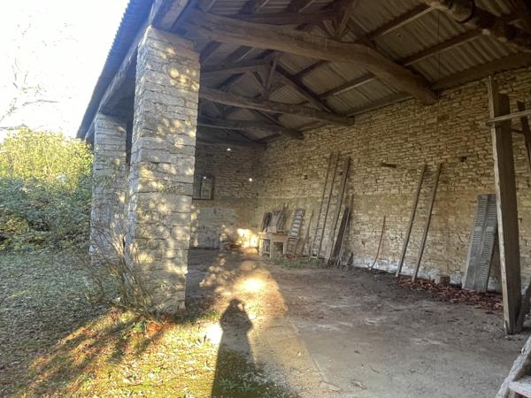 DEMEURE DE CARACTERE avec DEPENDANCES - LE TOUT CLOS DE MURS