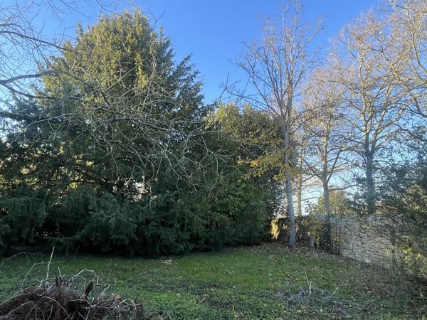 DEMEURE DE CARACTERE avec DEPENDANCES - LE TOUT CLOS DE MURS