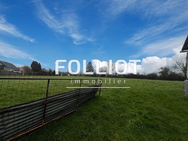 A VENDRE Terrain constructible de 3640 m² avec maisonnette.