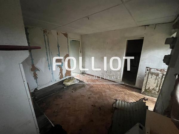 A VENDRE Terrain constructible de 3640 m² avec maisonnette.