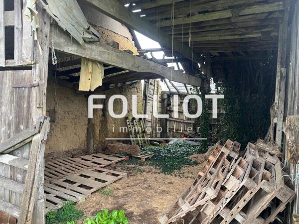 A VENDRE Terrain constructible de 3640 m² avec maisonnette.