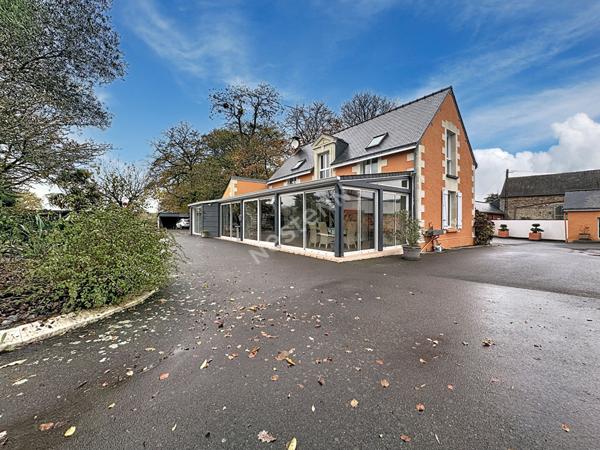 Maison de maître à vendre à CHATEAUBRIANT avec trois chambres, dépendances et grand jardin.