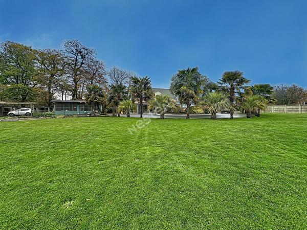 Maison de maître à vendre à CHATEAUBRIANT avec trois chambres, dépendances et grand jardin.