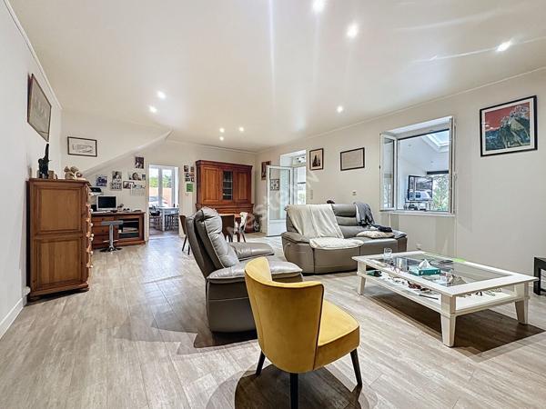 Maison de maître à vendre à CHATEAUBRIANT avec trois chambres, dépendances et grand jardin.