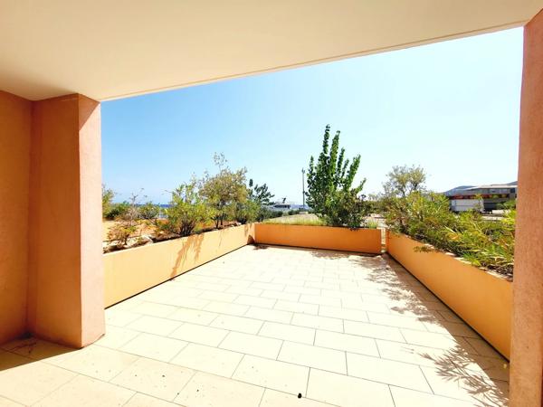 T2 Vue mer dans résidence avec piscine