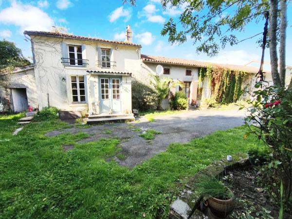 Charmante maison semi-mitoyenne avec granges, verger et plus de 5 000 m² de terrain