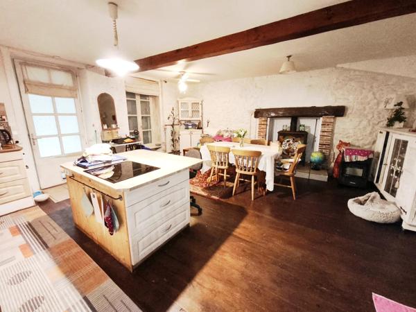 Charmante maison semi-mitoyenne avec granges, verger et plus de 5 000 m² de terrain