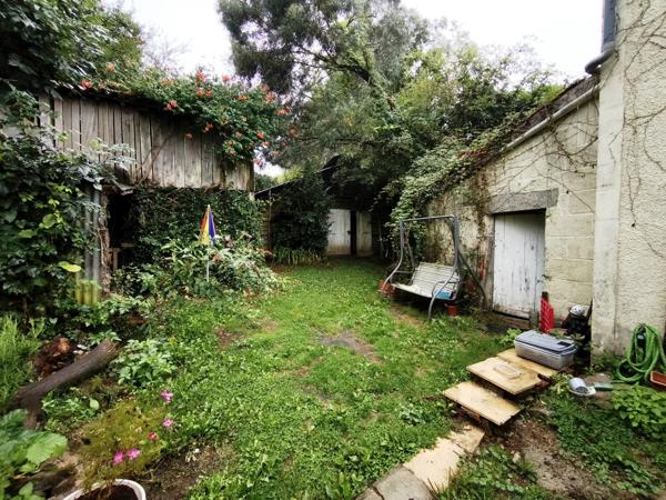 Charmante maison semi-mitoyenne avec granges, verger et plus de 5 000 m² de terrain