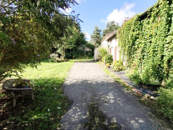 Charmante maison semi-mitoyenne avec granges, verger et plus de 5 000 m² de terrain