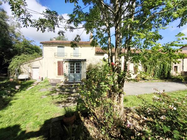 Charmante maison semi-mitoyenne avec granges, verger et plus de 5 000 m² de terrain