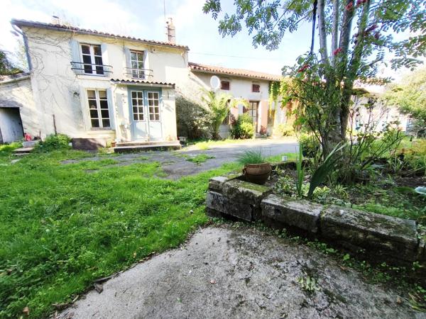 Charmante maison semi-mitoyenne avec granges, verger et plus de 5 000 m² de terrain
