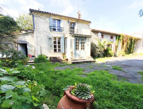Charmante maison semi-mitoyenne avec granges, verger et plus de 5 000 m² de terrain