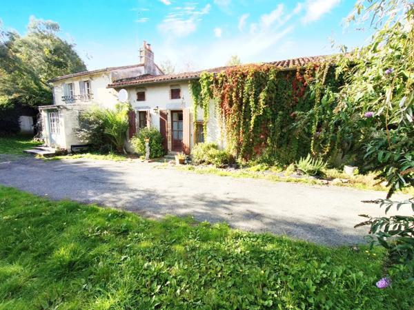Charmante maison semi-mitoyenne avec granges, verger et plus de 5 000 m² de terrain