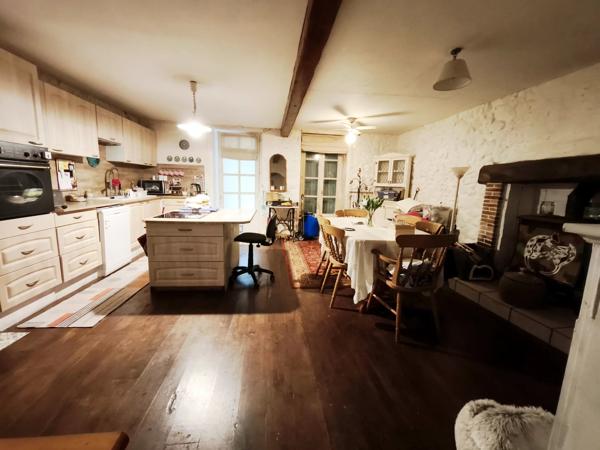 Charmante maison semi-mitoyenne avec granges, verger et plus de 5 000 m² de terrain