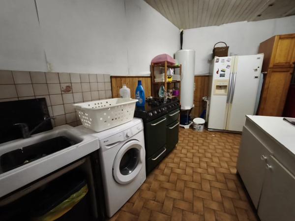 Charmante maison semi-mitoyenne avec granges, verger et plus de 5 000 m² de terrain