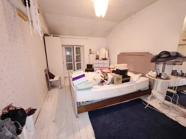 Charmante maison semi-mitoyenne avec granges, verger et plus de 5 000 m² de terrain