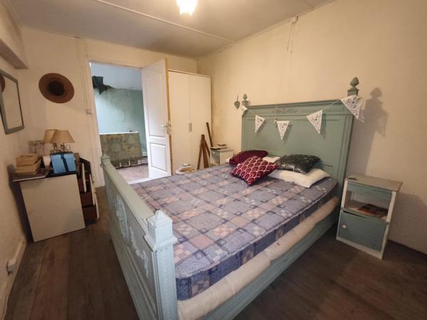 Charmante maison semi-mitoyenne avec granges, verger et plus de 5 000 m² de terrain