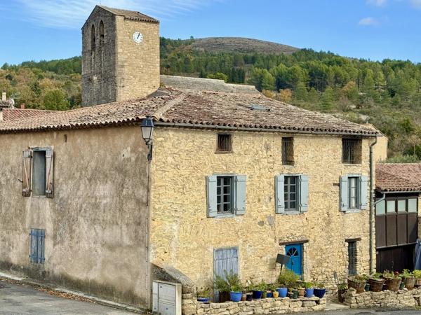 Grande maison historique au cœur d'un village de l'Aude