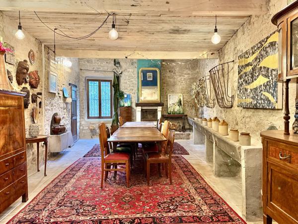 Grande maison historique au cœur d'un village de l'Aude