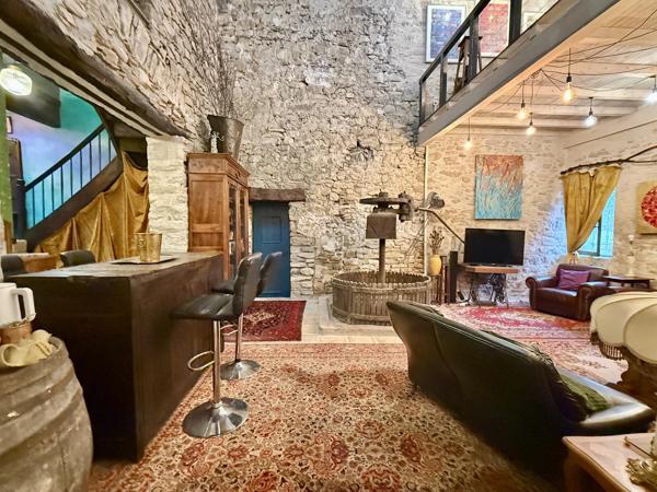 Grande maison historique au cœur d'un village de l'Aude