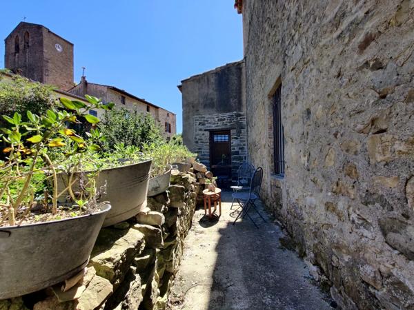 Grande maison historique au cœur d'un village de l'Aude