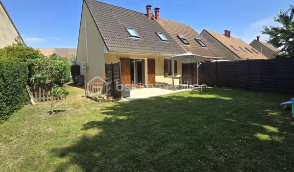 A découvrir EN EXCLUSIVITE sur la commune de DAMMARIE LES LYS : Maison familiale de 86 m² avec jardin.

Au cœur d’une résidence calme, découvrez cette agréable maison familiale de 86 m², mitoyenne d'un seul côté, avec un joli jardin clôt et sans vis-à-vis, exposé plein sud.
La maison comprend une entrée, une cuisine aménagée et équipée, un beau doublé séjour avec son espace salon et son espace salle à manger de 30m2 environ, un WC indépendant. Il dispose de la climatisation et d’une cheminée.
A l’étage, le palier désert trois belles chambres et une salle de bain avec baignoire, douche et WC.
La maison dispose également d’un garage de 15m2 et d’une place de stationnement

De nombreux travaux ont déjà été réalisés pour votre confort :
•	Climatisation
•	Toiture rénovée
•	Velux récents
•	Chaudière gaz récente 
•	Double vitrage 

Situation idéale à proximité immédiate des écoles, des commerces, des transports et à 10 mn à pieds de la gare RER de Melun  (Paris --> Gare de Lyon en 25 min).

Résidence gérée par une ASL (Association Syndicale Libre) avec une cotisation annuelle de seulement 80 €.

Une maison clé en main parfaitement entretenue, offrant calme, confort et qualité de vie. 
À visiter sans tarder, 7j/7j !