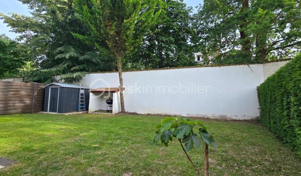 A découvrir EN EXCLUSIVITE sur la commune de DAMMARIE LES LYS : Maison familiale de 86 m² avec jardin.

Au cœur d’une résidence calme, découvrez cette agréable maison familiale de 86 m², mitoyenne d'un seul côté, avec un joli jardin clôt et sans vis-à-vis, exposé plein sud.
La maison comprend une entrée, une cuisine aménagée et équipée, un beau doublé séjour avec son espace salon et son espace salle à manger de 30m2 environ, un WC indépendant. Il dispose de la climatisation et d’une cheminée.
A l’étage, le palier désert trois belles chambres et une salle de bain avec baignoire, douche et WC.
La maison dispose également d’un garage de 15m2 et d’une place de stationnement

De nombreux travaux ont déjà été réalisés pour votre confort :
•	Climatisation
•	Toiture rénovée
•	Velux récents
•	Chaudière gaz récente 
•	Double vitrage 

Situation idéale à proximité immédiate des écoles, des commerces, des transports et à 10 mn à pieds de la gare RER de Melun  (Paris --> Gare de Lyon en 25 min).

Résidence gérée par une ASL (Association Syndicale Libre) avec une cotisation annuelle de seulement 80 €.

Une maison clé en main parfaitement entretenue, offrant calme, confort et qualité de vie. 
À visiter sans tarder, 7j/7j !