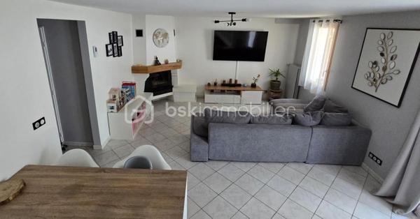 A découvrir EN EXCLUSIVITE sur la commune de DAMMARIE LES LYS : Maison familiale de 86 m² avec jardin.

Au cœur d’une résidence calme, découvrez cette agréable maison familiale de 86 m², mitoyenne d'un seul côté, avec un joli jardin clôt et sans vis-à-vis, exposé plein sud.
La maison comprend une entrée, une cuisine aménagée et équipée, un beau doublé séjour avec son espace salon et son espace salle à manger de 30m2 environ, un WC indépendant. Il dispose de la climatisation et d’une cheminée.
A l’étage, le palier désert trois belles chambres et une salle de bain avec baignoire, douche et WC.
La maison dispose également d’un garage de 15m2 et d’une place de stationnement

De nombreux travaux ont déjà été réalisés pour votre confort :
•	Climatisation
•	Toiture rénovée
•	Velux récents
•	Chaudière gaz récente 
•	Double vitrage 

Situation idéale à proximité immédiate des écoles, des commerces, des transports et à 10 mn à pieds de la gare RER de Melun  (Paris --> Gare de Lyon en 25 min).

Résidence gérée par une ASL (Association Syndicale Libre) avec une cotisation annuelle de seulement 80 €.

Une maison clé en main parfaitement entretenue, offrant calme, confort et qualité de vie. 
À visiter sans tarder, 7j/7j !