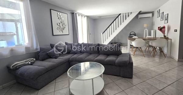 A découvrir EN EXCLUSIVITE sur la commune de DAMMARIE LES LYS : Maison familiale de 86 m² avec jardin.

Au cœur d’une résidence calme, découvrez cette agréable maison familiale de 86 m², mitoyenne d'un seul côté, avec un joli jardin clôt et sans vis-à-vis, exposé plein sud.
La maison comprend une entrée, une cuisine aménagée et équipée, un beau doublé séjour avec son espace salon et son espace salle à manger de 30m2 environ, un WC indépendant. Il dispose de la climatisation et d’une cheminée.
A l’étage, le palier désert trois belles chambres et une salle de bain avec baignoire, douche et WC.
La maison dispose également d’un garage de 15m2 et d’une place de stationnement

De nombreux travaux ont déjà été réalisés pour votre confort :
•	Climatisation
•	Toiture rénovée
•	Velux récents
•	Chaudière gaz récente 
•	Double vitrage 

Situation idéale à proximité immédiate des écoles, des commerces, des transports et à 10 mn à pieds de la gare RER de Melun  (Paris --> Gare de Lyon en 25 min).

Résidence gérée par une ASL (Association Syndicale Libre) avec une cotisation annuelle de seulement 80 €.

Une maison clé en main parfaitement entretenue, offrant calme, confort et qualité de vie. 
À visiter sans tarder, 7j/7j !