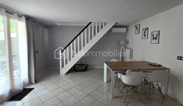 A découvrir EN EXCLUSIVITE sur la commune de DAMMARIE LES LYS : Maison familiale de 86 m² avec jardin.

Au cœur d’une résidence calme, découvrez cette agréable maison familiale de 86 m², mitoyenne d'un seul côté, avec un joli jardin clôt et sans vis-à-vis, exposé plein sud.
La maison comprend une entrée, une cuisine aménagée et équipée, un beau doublé séjour avec son espace salon et son espace salle à manger de 30m2 environ, un WC indépendant. Il dispose de la climatisation et d’une cheminée.
A l’étage, le palier désert trois belles chambres et une salle de bain avec baignoire, douche et WC.
La maison dispose également d’un garage de 15m2 et d’une place de stationnement

De nombreux travaux ont déjà été réalisés pour votre confort :
•	Climatisation
•	Toiture rénovée
•	Velux récents
•	Chaudière gaz récente 
•	Double vitrage 

Situation idéale à proximité immédiate des écoles, des commerces, des transports et à 10 mn à pieds de la gare RER de Melun  (Paris --> Gare de Lyon en 25 min).

Résidence gérée par une ASL (Association Syndicale Libre) avec une cotisation annuelle de seulement 80 €.

Une maison clé en main parfaitement entretenue, offrant calme, confort et qualité de vie. 
À visiter sans tarder, 7j/7j !
