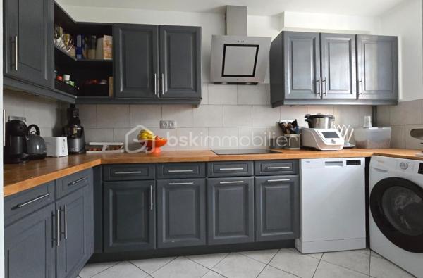 A découvrir EN EXCLUSIVITE sur la commune de DAMMARIE LES LYS : Maison familiale de 86 m² avec jardin.

Au cœur d’une résidence calme, découvrez cette agréable maison familiale de 86 m², mitoyenne d'un seul côté, avec un joli jardin clôt et sans vis-à-vis, exposé plein sud.
La maison comprend une entrée, une cuisine aménagée et équipée, un beau doublé séjour avec son espace salon et son espace salle à manger de 30m2 environ, un WC indépendant. Il dispose de la climatisation et d’une cheminée.
A l’étage, le palier désert trois belles chambres et une salle de bain avec baignoire, douche et WC.
La maison dispose également d’un garage de 15m2 et d’une place de stationnement

De nombreux travaux ont déjà été réalisés pour votre confort :
•	Climatisation
•	Toiture rénovée
•	Velux récents
•	Chaudière gaz récente 
•	Double vitrage 

Situation idéale à proximité immédiate des écoles, des commerces, des transports et à 10 mn à pieds de la gare RER de Melun  (Paris --> Gare de Lyon en 25 min).

Résidence gérée par une ASL (Association Syndicale Libre) avec une cotisation annuelle de seulement 80 €.

Une maison clé en main parfaitement entretenue, offrant calme, confort et qualité de vie. 
À visiter sans tarder, 7j/7j !