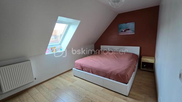 A découvrir EN EXCLUSIVITE sur la commune de DAMMARIE LES LYS : Maison familiale de 86 m² avec jardin.

Au cœur d’une résidence calme, découvrez cette agréable maison familiale de 86 m², mitoyenne d'un seul côté, avec un joli jardin clôt et sans vis-à-vis, exposé plein sud.
La maison comprend une entrée, une cuisine aménagée et équipée, un beau doublé séjour avec son espace salon et son espace salle à manger de 30m2 environ, un WC indépendant. Il dispose de la climatisation et d’une cheminée.
A l’étage, le palier désert trois belles chambres et une salle de bain avec baignoire, douche et WC.
La maison dispose également d’un garage de 15m2 et d’une place de stationnement

De nombreux travaux ont déjà été réalisés pour votre confort :
•	Climatisation
•	Toiture rénovée
•	Velux récents
•	Chaudière gaz récente 
•	Double vitrage 

Situation idéale à proximité immédiate des écoles, des commerces, des transports et à 10 mn à pieds de la gare RER de Melun  (Paris --> Gare de Lyon en 25 min).

Résidence gérée par une ASL (Association Syndicale Libre) avec une cotisation annuelle de seulement 80 €.

Une maison clé en main parfaitement entretenue, offrant calme, confort et qualité de vie. 
À visiter sans tarder, 7j/7j !