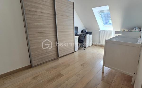 A découvrir EN EXCLUSIVITE sur la commune de DAMMARIE LES LYS : Maison familiale de 86 m² avec jardin.

Au cœur d’une résidence calme, découvrez cette agréable maison familiale de 86 m², mitoyenne d'un seul côté, avec un joli jardin clôt et sans vis-à-vis, exposé plein sud.
La maison comprend une entrée, une cuisine aménagée et équipée, un beau doublé séjour avec son espace salon et son espace salle à manger de 30m2 environ, un WC indépendant. Il dispose de la climatisation et d’une cheminée.
A l’étage, le palier désert trois belles chambres et une salle de bain avec baignoire, douche et WC.
La maison dispose également d’un garage de 15m2 et d’une place de stationnement

De nombreux travaux ont déjà été réalisés pour votre confort :
•	Climatisation
•	Toiture rénovée
•	Velux récents
•	Chaudière gaz récente 
•	Double vitrage 

Situation idéale à proximité immédiate des écoles, des commerces, des transports et à 10 mn à pieds de la gare RER de Melun  (Paris --> Gare de Lyon en 25 min).

Résidence gérée par une ASL (Association Syndicale Libre) avec une cotisation annuelle de seulement 80 €.

Une maison clé en main parfaitement entretenue, offrant calme, confort et qualité de vie. 
À visiter sans tarder, 7j/7j !