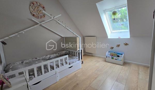 A découvrir EN EXCLUSIVITE sur la commune de DAMMARIE LES LYS : Maison familiale de 86 m² avec jardin.

Au cœur d’une résidence calme, découvrez cette agréable maison familiale de 86 m², mitoyenne d'un seul côté, avec un joli jardin clôt et sans vis-à-vis, exposé plein sud.
La maison comprend une entrée, une cuisine aménagée et équipée, un beau doublé séjour avec son espace salon et son espace salle à manger de 30m2 environ, un WC indépendant. Il dispose de la climatisation et d’une cheminée.
A l’étage, le palier désert trois belles chambres et une salle de bain avec baignoire, douche et WC.
La maison dispose également d’un garage de 15m2 et d’une place de stationnement

De nombreux travaux ont déjà été réalisés pour votre confort :
•	Climatisation
•	Toiture rénovée
•	Velux récents
•	Chaudière gaz récente 
•	Double vitrage 

Situation idéale à proximité immédiate des écoles, des commerces, des transports et à 10 mn à pieds de la gare RER de Melun  (Paris --> Gare de Lyon en 25 min).

Résidence gérée par une ASL (Association Syndicale Libre) avec une cotisation annuelle de seulement 80 €.

Une maison clé en main parfaitement entretenue, offrant calme, confort et qualité de vie. 
À visiter sans tarder, 7j/7j !