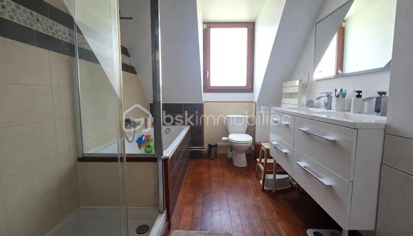 A découvrir EN EXCLUSIVITE sur la commune de DAMMARIE LES LYS : Maison familiale de 86 m² avec jardin.

Au cœur d’une résidence calme, découvrez cette agréable maison familiale de 86 m², mitoyenne d'un seul côté, avec un joli jardin clôt et sans vis-à-vis, exposé plein sud.
La maison comprend une entrée, une cuisine aménagée et équipée, un beau doublé séjour avec son espace salon et son espace salle à manger de 30m2 environ, un WC indépendant. Il dispose de la climatisation et d’une cheminée.
A l’étage, le palier désert trois belles chambres et une salle de bain avec baignoire, douche et WC.
La maison dispose également d’un garage de 15m2 et d’une place de stationnement

De nombreux travaux ont déjà été réalisés pour votre confort :
•	Climatisation
•	Toiture rénovée
•	Velux récents
•	Chaudière gaz récente 
•	Double vitrage 

Situation idéale à proximité immédiate des écoles, des commerces, des transports et à 10 mn à pieds de la gare RER de Melun  (Paris --> Gare de Lyon en 25 min).

Résidence gérée par une ASL (Association Syndicale Libre) avec une cotisation annuelle de seulement 80 €.

Une maison clé en main parfaitement entretenue, offrant calme, confort et qualité de vie. 
À visiter sans tarder, 7j/7j !