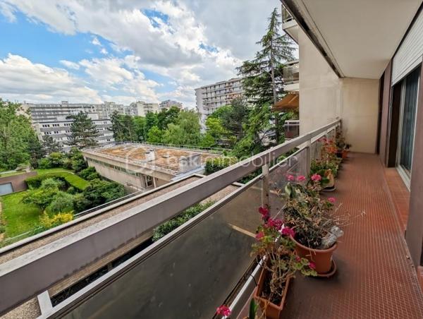 Opportunité!

Appartement 99m2 avec 5 pièces , 3 grandes chambres : 11 à 14m2 (possibilité 4eme chambre), 
Grand séjour , salle de bain et salle d'eau. 

Au 3eme étage avec ascenseur. 

Idéalement situé avenue Philippe Auguste, à 2 pas du métro Philippe Auguste.

Les ++ :

Ascenseur 
Traversant : Sud/Nord
Double balcon 
Calme absolu
Résidence très bien entretenue & sécurisée
Climatisation récente 
Double séjour ( 30m2)
Possibilité d'ouvrir la cuisine sur le séjour 

Une cave et un parking complètent ce bien.

Rafraîchissement à prévoir.

Gros potentiel