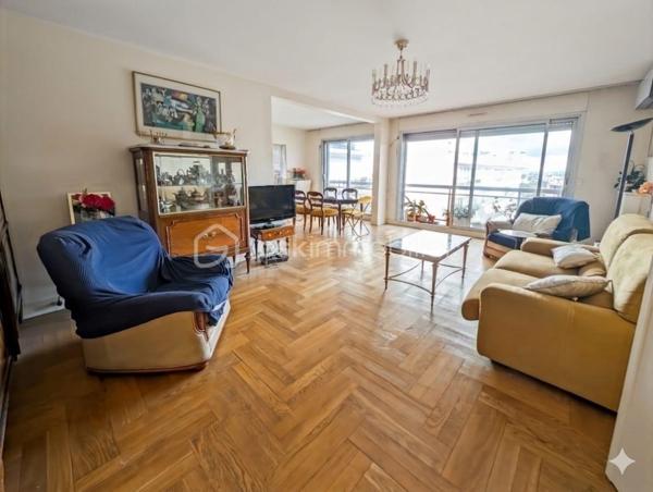 Opportunité!

Appartement 99m2 avec 5 pièces , 3 grandes chambres : 11 à 14m2 (possibilité 4eme chambre), 
Grand séjour , salle de bain et salle d'eau. 

Au 3eme étage avec ascenseur. 

Idéalement situé avenue Philippe Auguste, à 2 pas du métro Philippe Auguste.

Les ++ :

Ascenseur 
Traversant : Sud/Nord
Double balcon 
Calme absolu
Résidence très bien entretenue & sécurisée
Climatisation récente 
Double séjour ( 30m2)
Possibilité d'ouvrir la cuisine sur le séjour 

Une cave et un parking complètent ce bien.

Rafraîchissement à prévoir.

Gros potentiel