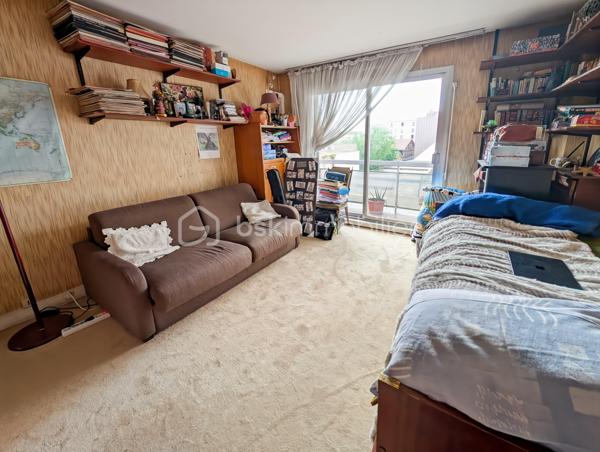 Opportunité!

Appartement 99m2 avec 5 pièces , 3 grandes chambres : 11 à 14m2 (possibilité 4eme chambre), 
Grand séjour , salle de bain et salle d'eau. 

Au 3eme étage avec ascenseur. 

Idéalement situé avenue Philippe Auguste, à 2 pas du métro Philippe Auguste.

Les ++ :

Ascenseur 
Traversant : Sud/Nord
Double balcon 
Calme absolu
Résidence très bien entretenue & sécurisée
Climatisation récente 
Double séjour ( 30m2)
Possibilité d'ouvrir la cuisine sur le séjour 

Une cave et un parking complètent ce bien.

Rafraîchissement à prévoir.

Gros potentiel
