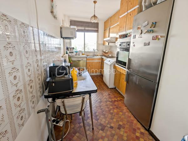Opportunité!

Appartement 99m2 avec 5 pièces , 3 grandes chambres : 11 à 14m2 (possibilité 4eme chambre), 
Grand séjour , salle de bain et salle d'eau. 

Au 3eme étage avec ascenseur. 

Idéalement situé avenue Philippe Auguste, à 2 pas du métro Philippe Auguste.

Les ++ :

Ascenseur 
Traversant : Sud/Nord
Double balcon 
Calme absolu
Résidence très bien entretenue & sécurisée
Climatisation récente 
Double séjour ( 30m2)
Possibilité d'ouvrir la cuisine sur le séjour 

Une cave et un parking complètent ce bien.

Rafraîchissement à prévoir.

Gros potentiel